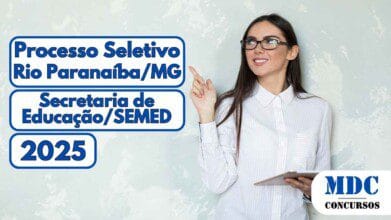 Processos Seletivos 2 Imagem com fundo claro e uma mulher sorridente de óculos, cabelo liso e escuro, vestindo camisa social branca e segurando um tablet, apontando para a esquerda onde há textos em destaque dizendo Processo Seletivo Rio Paranaíba/MG, Secretaria de Educação/SEMED e 2025 em caixas azuis com letras grandes em azul escuro; no canto inferior direito, o logotipo MDC Concursos aparece em azul