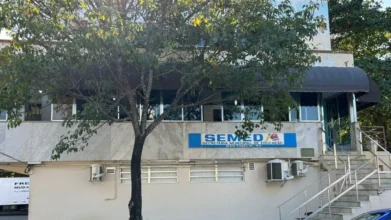 Fachada do prédio da Secretaria Municipal de Educação de São Fidélis, com placa identificando a SEMED, árvore em frente e escada de acesso lateral. Foto: Divulgação/Prefeitura de São Fidélis (RJ)