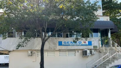 Fachada do prédio da Secretaria Municipal de Educação de São Fidélis, com placa identificando a SEMED, árvore em frente e escada de acesso lateral. Foto: Divulgação/Prefeitura de São Fidélis (RJ)