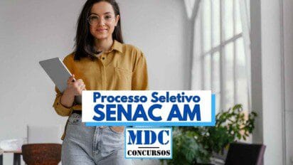 Mulher jovem de cabelos escuros, usando óculos e camisa mostarda, segura um tablet e sorri em ambiente iluminado com janelas grandes ao fundo. Na imagem há uma faixa com os dizeres “Processo Seletivo SENAC AM” e o logotipo “MDC Concursos”. A cena transmite profissionalismo, sendo usada para divulgar seleção pública com vaga em Manaus e salário de R$ 6.391,63.