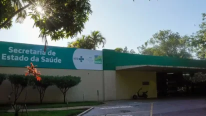 Fachada da Secretaria de Estado da Saúde de Goiás com placa institucional e área externa arborizada. Foto: Divulgação/SES-GO