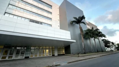 Fachada do prédio da Secretaria Estadual de Saúde de Pernambuco com arquitetura moderna, entrada principal envidraçada e palmeiras na área externa. Foto: Divulgação/SES-PE