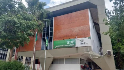 Prédio da Secretaria de Estado da Saúde do Piauí com fachada de tijolos, letreiro da SESAPI, bandeiras hasteadas e árvores ao redor. Foto: Divulgação/Governo do Piauí