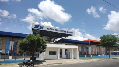 SESI Piauí abre processo seletivo com 71 vagas de até R$ 3.772,62 3 Fachada da Escola SESI Conselheiro Saraiva com estrutura moderna, cores variadas e céu azul ao fundo. Foto: Divulgação/SESI