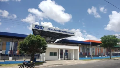 Fachada da Escola SESI Conselheiro Saraiva com estrutura moderna, cores variadas e céu azul ao fundo. Foto: Divulgação/SESI