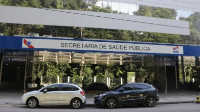Fachada da Secretaria de Saúde Pública do Pará com placa identificando o órgão, carros estacionados em frente e área arborizada ao fundo. Foto: Divulgação/SESPA