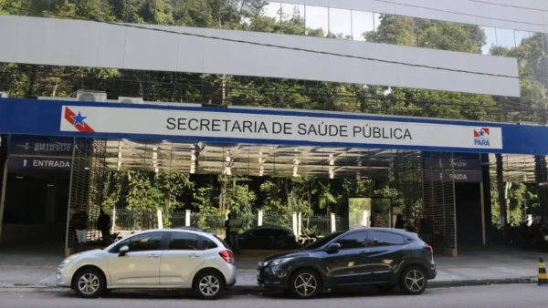 SESPA Pará abre processo seletivo com salários de até R$ 4.374,96 3 Fachada da Secretaria de Saúde Pública do Pará com placa identificando o órgão, carros estacionados em frente e área arborizada ao fundo. Foto: Divulgação/SESPA