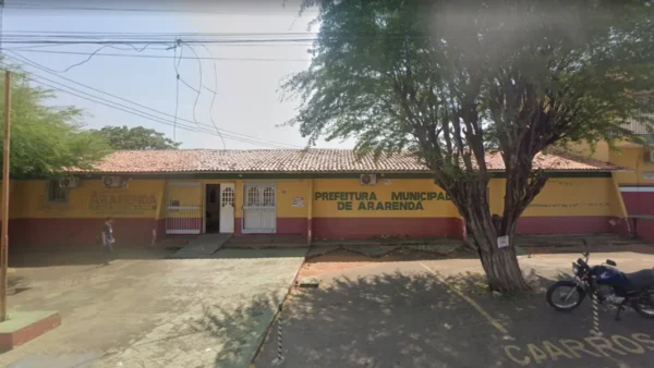 SME Ararendá/CE abre processo seletivo com 170 vagas para professores 5 Fachada da Prefeitura Municipal de Ararendá com prédio térreo amarelo e vermelho, placa com o nome do órgão, árvore em frente e motocicleta estacionada. Foto: Divulgação/Google Maps