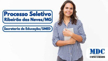 Mulher sorridente com cabelos castanhos e ondulados veste camisa xadrez azul e branca e segura um tablet junto ao corpo sobre fundo branco. Ao lado esquerdo, estão os dizeres “Processo Seletivo Ribeirão das Neves/MG” e “Secretaria de Educação/SMED” em letras azuis com contorno. No canto inferior direito, há o logotipo da MDC Concursos em azul