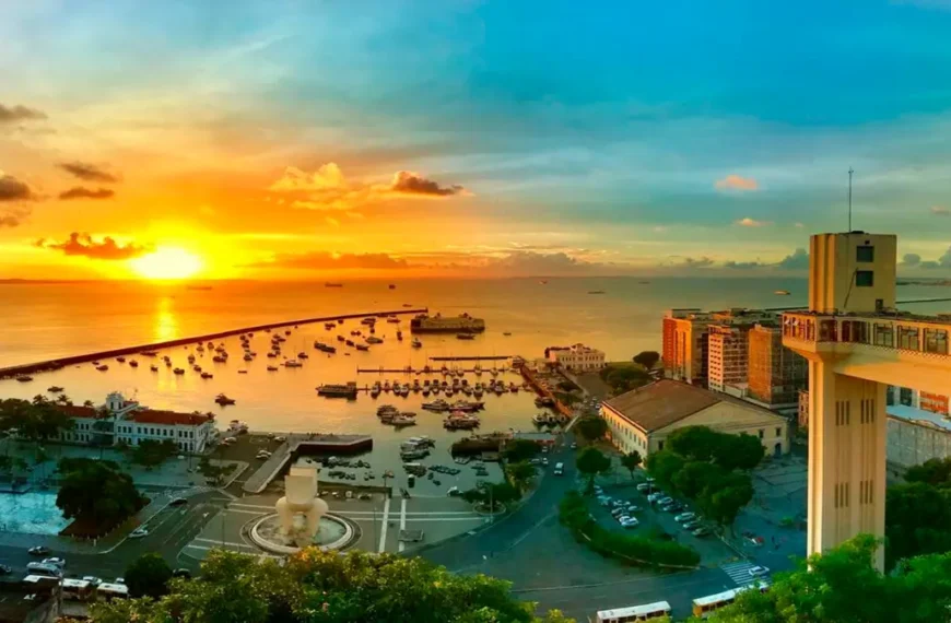 Vista aérea do Porto de Salvador ao pôr do sol, com embarcações na Baía de Todos-os-Santos, Elevador Lacerda à direita e prédios históricos ao redor do centro da cidade. Foto: Divulgação/Prefeitura de Salvador-BA
