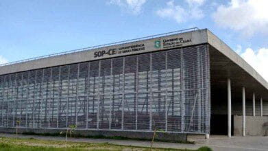 Processos Seletivos 9 Fachada do prédio da SOP-CE com letreiro “Superintendência de Obras Públicas” e logotipo do Governo do Estado do Ceará.