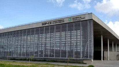 Fachada do prédio da SOP-CE com letreiro “Superintendência de Obras Públicas” e logotipo do Governo do Estado do Ceará.