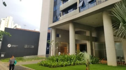 Fachada do prédio da SUDECAP em Belo Horizonte, com entrada principal, colunas, área ajardinada e pessoas circulando em frente ao edifício. Foto: Divulgação/Google Maps (Bernardo Nogueira)