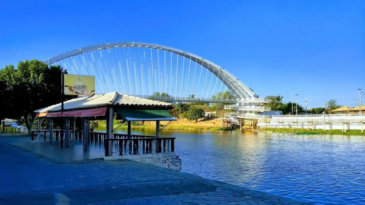 Santa Maria da Vitória (BA) abre 637 vagas em processo seletivo com salários de até R$ 3.845,62 1 Vista da ponte sobre o rio em Santa Maria da Vitória (BA), cidade que abriu processo seletivo com 637 vagas