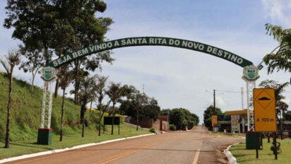 Pórtico de entrada de Santa Rita do Novo Destino-GO com a frase seja bem-vindo e estrada asfaltada ao fundo. Foto: Divulgação/Prefeitura de Santa Rita do Novo Destino-GO