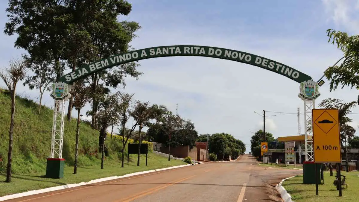 Pórtico de entrada de Santa Rita do Novo Destino-GO com a frase seja bem-vindo e estrada asfaltada ao fundo. Foto: Divulgação/Prefeitura de Santa Rita do Novo Destino-GO