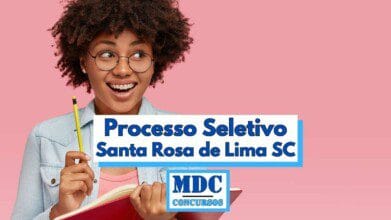 Imagem de divulgação de um processo seletivo para Santa Rosa de Lima SC, promovido pelo site MDC Concursos. Em destaque, há uma jovem sorridente de pele negra, cabelo crespo e óculos, segurando um caderno vermelho e um lápis amarelo. O fundo é rosa claro e o texto principal está centralizado em letras azuis dentro de uma faixa branca, transmitindo uma atmosfera alegre e otimista