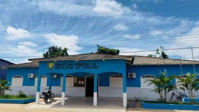 Prédio da Prefeitura Municipal de Santa Rosa do Purus-AC pintado em azul com portas e janelas brancas e árvores ao redor. Foto: Divulgação/Prefeitura de Santa Rosa do Purus-AC