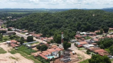 Vista aérea de Santa Terezinha com casas residenciais, torre de telecomunicação, ruas urbanas e área de mata ao fundo. Foto: Divulgação/Prefeitura de Santa Terezinha-MT