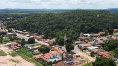 Vista aérea de Santa Terezinha com casas residenciais, torre de telecomunicação, ruas urbanas e área de mata ao fundo. Foto: Divulgação/Prefeitura de Santa Terezinha-MT
