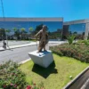Santana de Parnaíba/SP lança PSS com salários de até R$ 14.493,23 para médicos 4 Sede da Prefeitura de Santana de Parnaíba com fachada moderna espelhada, jardins frontais e estátua em primeiro plano. Foto: Divulgação/Prefeitura de Santana de Parnaíba-SP