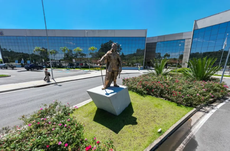 Sede da Prefeitura de Santana de Parnaíba com fachada moderna espelhada, jardins frontais e estátua em primeiro plano. Foto: Divulgação/Prefeitura de Santana de Parnaíba-SP