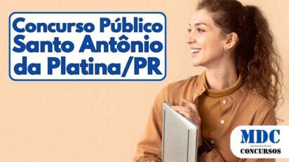 Mulher jovem sorridente de perfil, segurando um notebook prateado, usando camisa e blusa em tons terrosos, com cabelo cacheado preso em rabo de cavalo, em frente a fundo bege - Santo Antônio da Platina (PR) oferece remuneração de até R$ 14,3 mil em Concurso Público