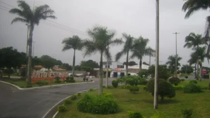 Entrada da cidade de Santo Estêvão, Bahia, com letreiro, palmeiras, área verde e prédios ao fundo em dia nublado. Foto: Andrevruas/Wikipédia
