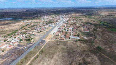 Vista aérea de São Bentinho, Paraíba, com casas de telhado vermelho, ruas asfaltadas e áreas secas ao redor. Foto: Divulgação/Prefeitura de São Bentinho-PB