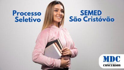 Mulher jovem de cabelos lisos e loiros vestindo um moletom rosa claro e calça preta, segurando três livros nos braços e sorrindo. O fundo é neutro e claro, e a iluminação destaca seu rosto e expressão confiante - São Cristóvão (SE) abre 82 vagas com salários de até R$ 3.076 na Educação