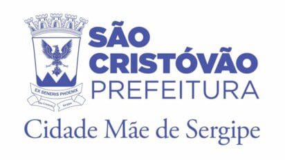 Logotipo oficial da Prefeitura de São Cristóvão, em Sergipe, com brasão contendo uma ave fênix azul de asas abertas e a inscrição em latim "Ex Seneris Phoenix". Abaixo do brasão, há duas faixas com os nomes “São Cristóvão” e “Sergipe”. Ao lado, os dizeres “São Cristóvão Prefeitura” em letras grandes e azuis, seguidos do slogan “Cidade Mãe de Sergipe” em fonte serifada.