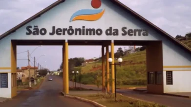 Pórtico de entrada da cidade de São Jerônimo da Serra com o nome do município e uma estrada ao fundo.