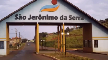 Pórtico de entrada da cidade de São Jerônimo da Serra com o nome do município e uma estrada ao fundo.