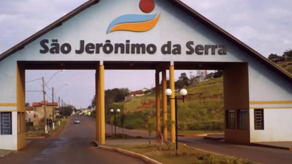 Pórtico de entrada da cidade de São Jerônimo da Serra com o nome do município e uma estrada ao fundo.