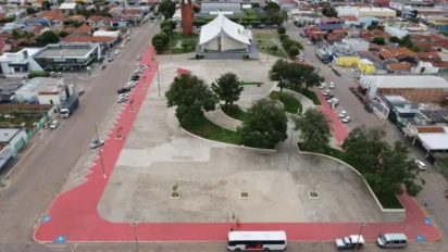 Vista aérea da praça central de São José dos Quatro Marcos-MT com árvores, estacionamentos, igreja ao fundo e prédios comerciais ao redor. Foto: Divulgação/Prefeitura de São José dos Quatro Marcos-MT