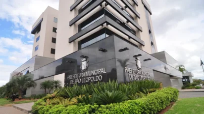 Prédio da Prefeitura Municipal de São Leopoldo com fachada moderna de vidro e jardim frontal. Foto: Divulgação/Prefeitura de São Leopoldo-RS