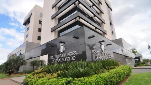Prédio da Prefeitura Municipal de São Leopoldo com fachada moderna de vidro e jardim frontal. Foto: Divulgação/Prefeitura de São Leopoldo-RS