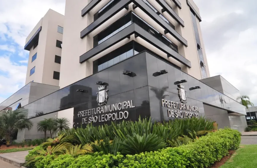 Prédio da Prefeitura Municipal de São Leopoldo com fachada moderna de vidro e jardim frontal. Foto: Divulgação/Prefeitura de São Leopoldo-RS
