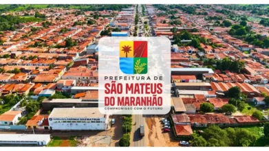 Vista aérea da cidade de São Mateus do Maranhão com o logotipo da prefeitura sobreposto ao centro da imagem.