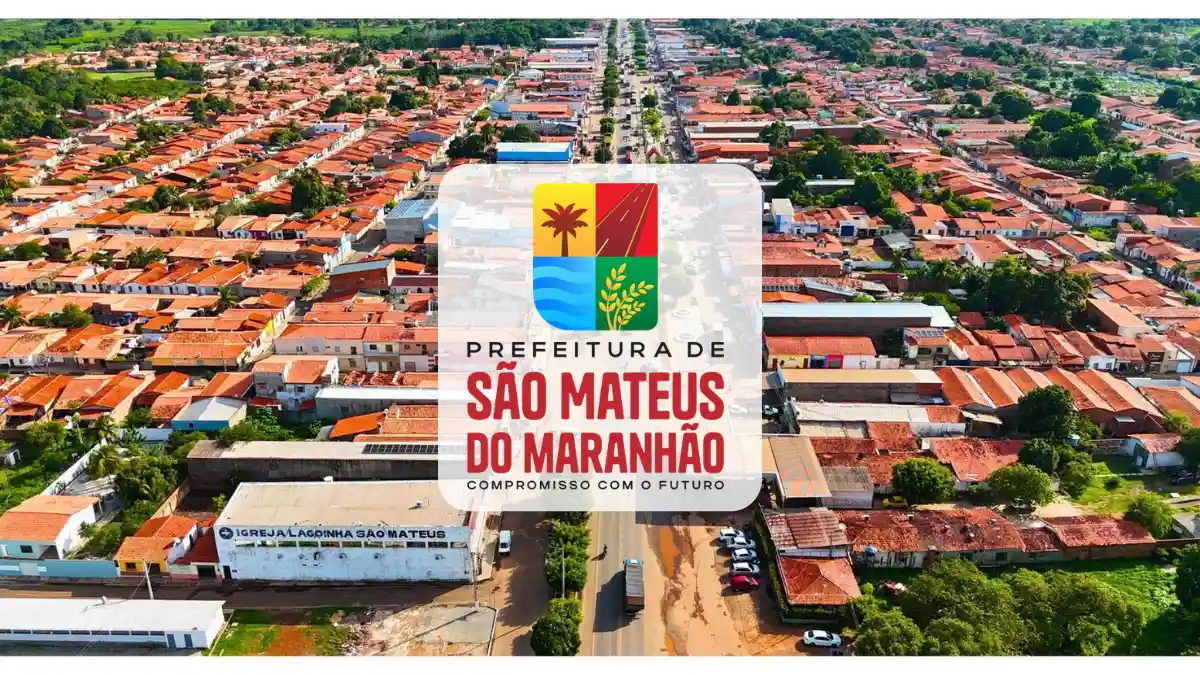Vista aérea da cidade de São Mateus do Maranhão com o logotipo da prefeitura sobreposto ao centro da imagem.