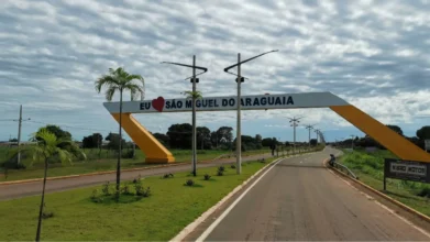 Portal de entrada de São Miguel do Araguaia com a frase “Eu amo São Miguel do Araguaia”, via asfaltada, área verde ao redor e céu parcialmente nublado. Foto: Daniel Bonetti (Google Maps)