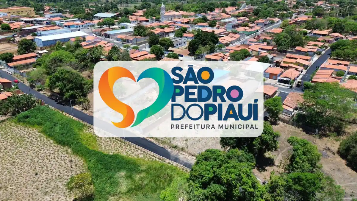 Vista aérea da cidade de São Pedro do Piauí com o logotipo da prefeitura municipal sobreposto ao centro em um fundo branco arredondado.