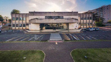 Processos Seletivos 9 Prédio da Prefeitura Municipal de São Sebastião do Paraíso-MG, com fachada cinza, estacionamento em frente e céu parcialmente ensolarado ao fundo. Foto: Divulgação/Prefeitura de São Sebastião do Paraíso-MG