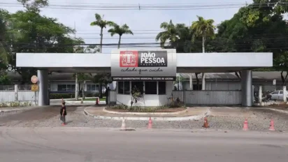 Entrada do Centro Administrativo Municipal Cícero de Lucena, sede da Prefeitura de João Pessoa, com placa identificando o local e árvores ao fundo. Foto: Marcos Elias de Oliveira Júnior/Wikimedia