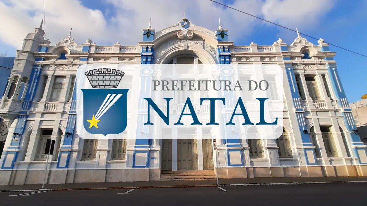 Fachada do prédio da Prefeitura do Natal nas cores branco e azul com o logotipo oficial da instituição em destaque no centro.