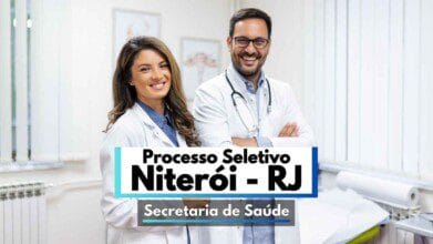 A imagem mostra dois profissionais da área da saúde, um homem e uma mulher, ambos usando jalecos brancos e sorrindo em um ambiente clínico bem iluminado. No centro da imagem, há uma faixa com os dizeres “Processo Seletivo Niterói - RJ” e, logo abaixo, “Secretaria de Saúde”, indicando a divulgação de um processo seletivo promovido pela Secretaria Municipal de Saúde de Niterói. Ao fundo, é possível ver equipamentos médicos e uma maca, sugerindo que o local é um consultório ou sala de atendimento.
