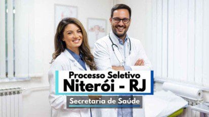A imagem mostra dois profissionais da área da saúde, um homem e uma mulher, ambos usando jalecos brancos e sorrindo em um ambiente clínico bem iluminado. No centro da imagem, há uma faixa com os dizeres “Processo Seletivo Niterói - RJ” e, logo abaixo, “Secretaria de Saúde”, indicando a divulgação de um processo seletivo promovido pela Secretaria Municipal de Saúde de Niterói. Ao fundo, é possível ver equipamentos médicos e uma maca, sugerindo que o local é um consultório ou sala de atendimento.