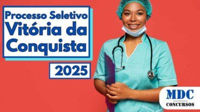 Processos Seletivos 3 Profissional da saúde sorrindo, vestida com uniforme verde claro com detalhes brancos, usando touca descartável, máscara abaixo do queixo e estetoscópio no pescoço, segura uma prancheta azul com as duas mãos sobre um fundo laranja uniforme, transmitindo simpatia, acolhimento e confiança na área da enfermagem ou atendimento hospitalar - Saúde de Vitória da Conquista lança Processo Seletivo