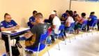 Pessoas sendo atendidas por servidores em mesas individuais, com cadeiras azuis, em um ambiente interno claro, em formato de triagem ou atendimento social. Foto: Divulgação/Seaster-PA