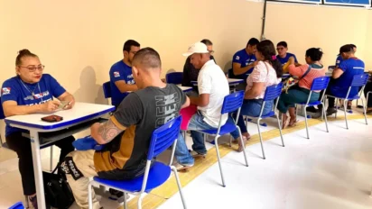 Pessoas sendo atendidas por servidores em mesas individuais, com cadeiras azuis, em um ambiente interno claro, em formato de triagem ou atendimento social. Foto: Divulgação/Seaster-PA